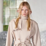 Burberry Dandani Model dengan Telinga Prosthetic Mirip Rusa, Ini Deretan Fakta Menarik dari Koleksi Terbarunya