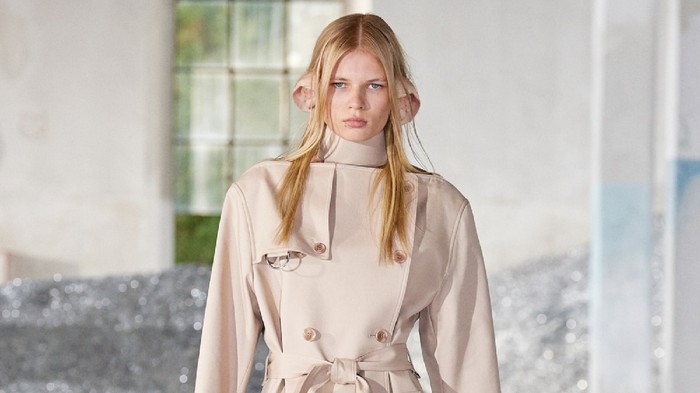 Burberry Dandani Model dengan Telinga Prosthetic Mirip Rusa, Ini Deretan Fakta Menarik dari Koleksi Terbarunya Burberry Dandani Model dengan Telinga Prosthetic Mirip Rusa, Ini Deretan Fakta Menarik dari Koleksi Terbarunya