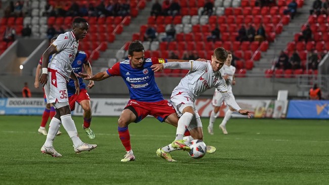 Egy Maulana Vikri protes golnya dianulir dalam pertandingan Zlate Moravce vs FK Senica Stadion FC ViOn, Sabtu (22/1).