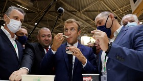 Presiden Prancis Macron Dilempar Telur di Pameran Restoran