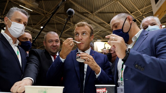 Seorang pria melempar Presiden Prancis Emmanuel Macron dengan telur saat berkunjung dalam pameran restoran dan hotel di bagian selatan Kota Lyon.