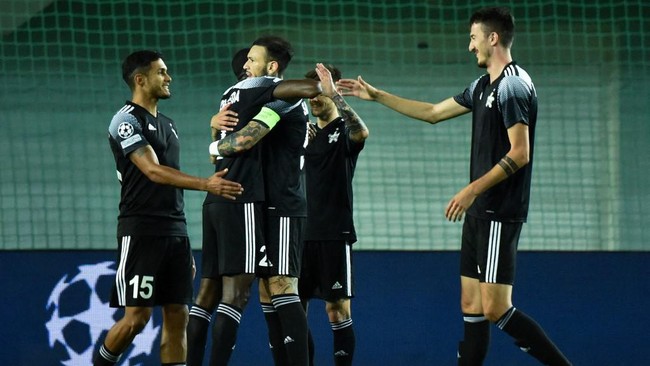 Pelatih klub Sheriff Tiraspol yang mencatatkan sejarah dengan mengalahkan Real Madrid kini ikut berjuang mempertahankan Ukraina dari serangan Rusia.