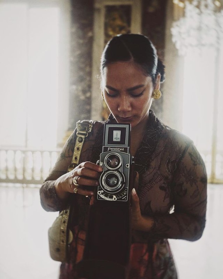 Gaya Unik Tara Basro Keliling Paris Pakai Baju Kebaya Gaya Unik Tara Basro Keliling Paris Pakai Baju Kebaya