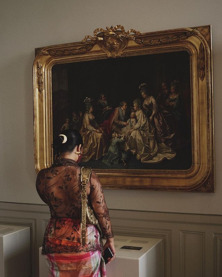 Gaya Unik Tara Basro Keliling Paris Pakai Baju Kebaya Gaya Unik Tara Basro Keliling Paris Pakai Baju Kebaya