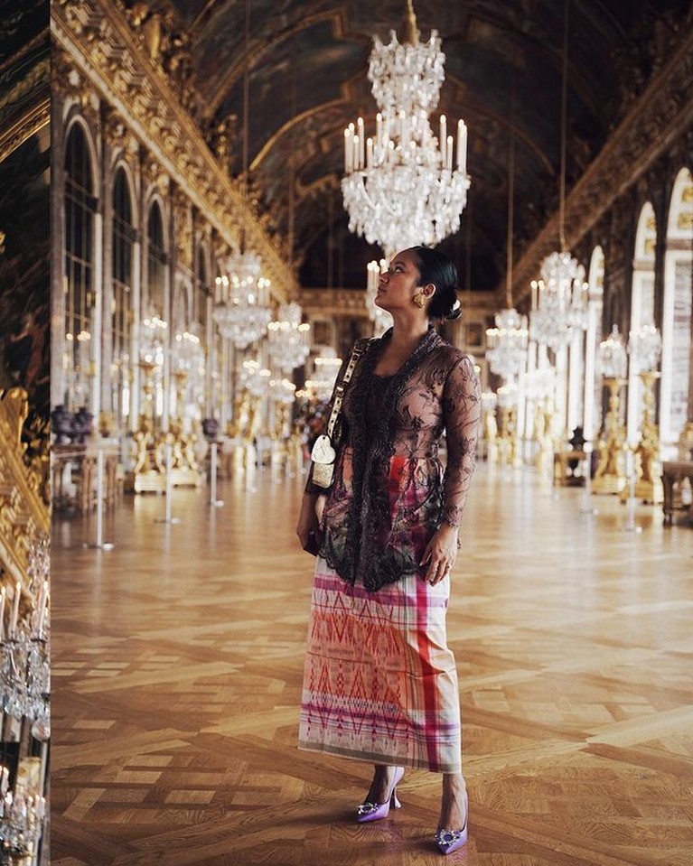 Gaya Unik Tara Basro Keliling Paris Pakai Baju Kebaya Gaya Unik Tara Basro Keliling Paris Pakai Baju Kebaya