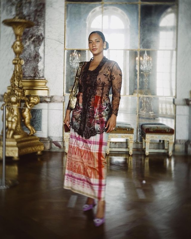 Gaya Unik Tara Basro Keliling Paris Pakai Baju Kebaya Gaya Unik Tara Basro Keliling Paris Pakai Baju Kebaya
