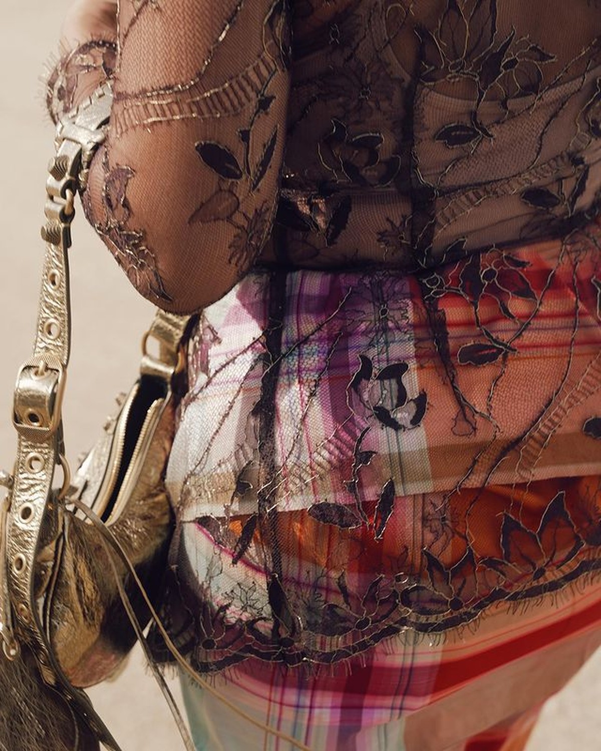 Gaya Unik Tara Basro Keliling Paris Pakai Baju Kebaya