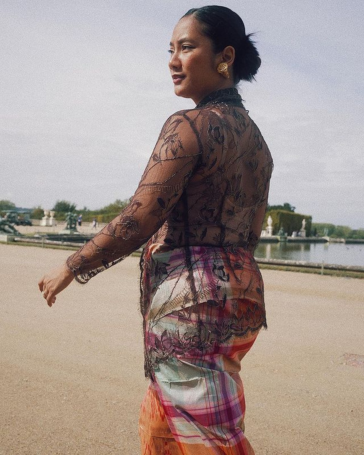 Gaya Unik Tara Basro Keliling Paris Pakai Baju Kebaya