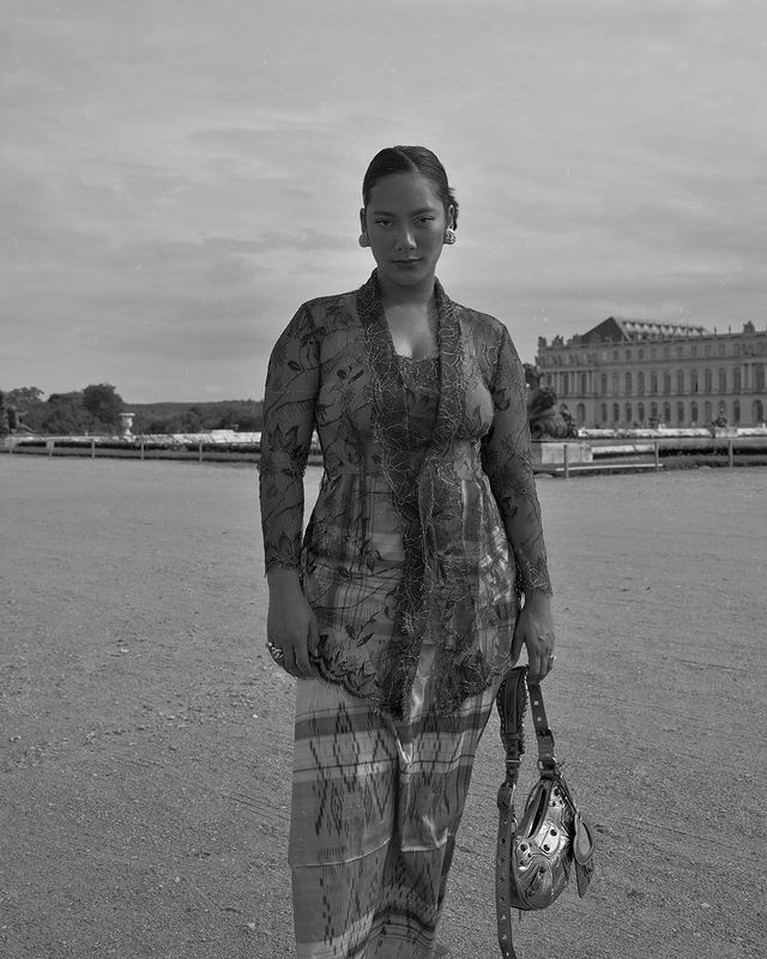Gaya Unik Tara Basro Keliling Paris Pakai Baju Kebaya Gaya Unik Tara Basro Keliling Paris Pakai Baju Kebaya