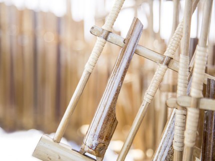 3 Cara Memainkan Angklung, Bisa Diajarkan kepada Si Kecil Nih