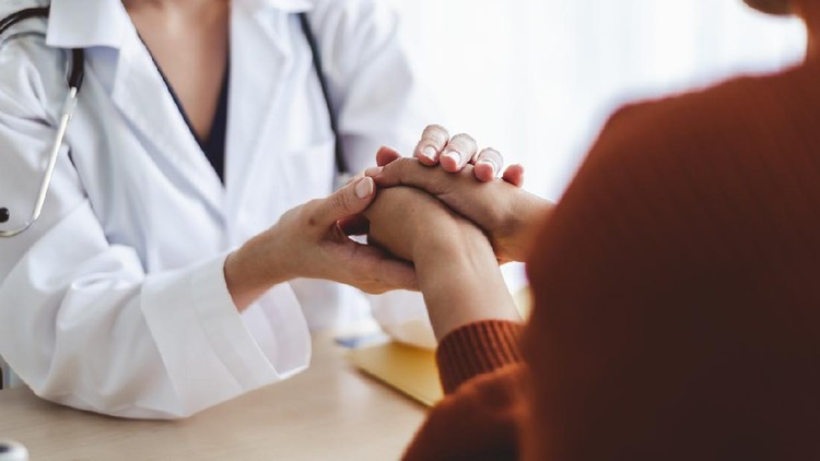 Ilustrasi Kanker Hati Asian doctor woman encourage young woman patient by holding hand
