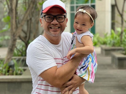 Kocak! Aksi Indra Brasco Tutup Mata Anak saat Lewat Toko Mainan, Relate Banget?