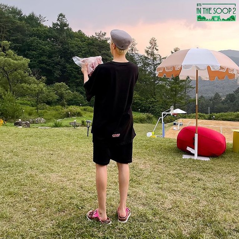 Intip Teaser Keseruan Member BTS di 'IN THE SOOP' yang Akan Tayang Serial liburan para member BTS di 'IN THE SOOP' akan tayang bulan ini. Yuk intip potret teaser keseruan mereka!