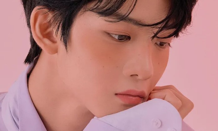 Jadi model untuk brand kosmetik I'M MeMe, Bae Jin Young 'CIX' menampilkan sisi dewasa juga lembut dengan pipi merona dan freckles. Manis banget, ya!/Foto: instagram.com/immeme_offciial