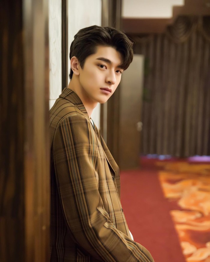 Jika kamu pernah menonton drama 'Put Your Head on My Shoulder', berarti kamu sudah berkenalan dengan Lin Yi. Aktor berusia 22 tahun ini juga dikenal sebagai model. Wajah tampannya membuatmu sulit buat berpaling, bukan? /Foto: instagram.com/@iam_linyi