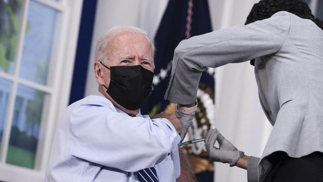 Presiden Amerika Serikat, Joe Biden, menerima booster vaksin Covid-19 menggunakan produksi Pfizer pada Senin (27/9) waktu setempat.