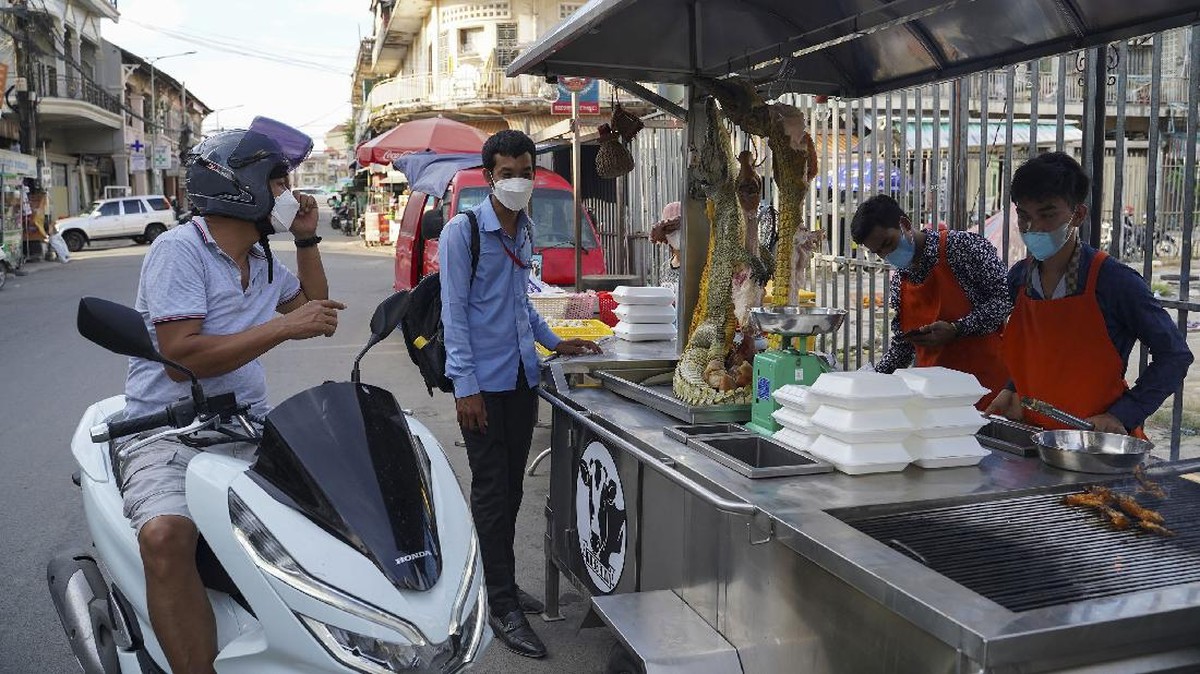 FOTO: Menjajal Kuliner Ekstrem Daging Buaya di Kamboja