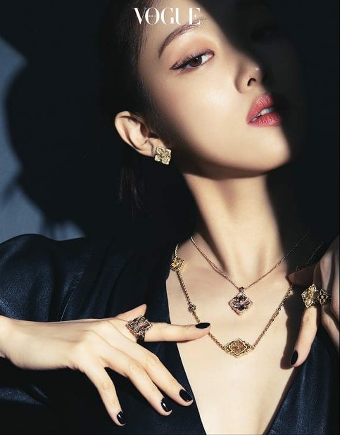 Meski pada berbagai potret yang dirilis ia mengenakan banyak perhiasan sekaligus, penampilannya sama sekali tak terlihat berlebihan. Justru malah membuanya semakin stylish dan menambah kesan glamor./Foto: instagram.com/voguekorea