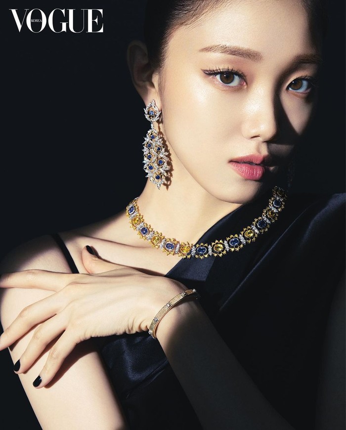 Lee Sung Kyung Bergaya Mewah dalam Pemotretan Bersama Vogue Korea - Foto 1