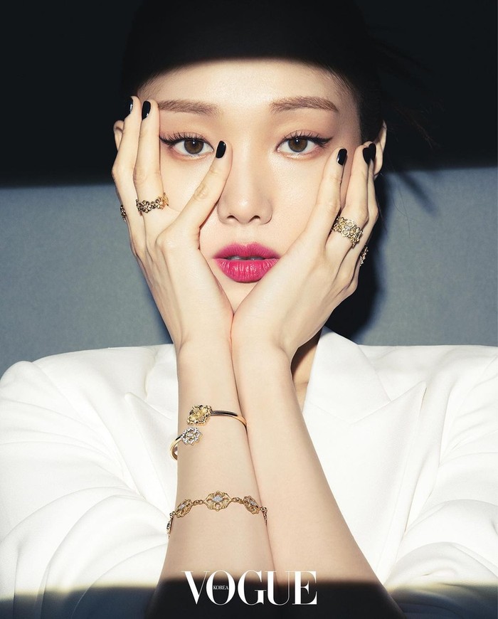 Lee Sung Kyung Bergaya Mewah Dalam Pemotretan Bersama Vogue Korea Foto 1 5202