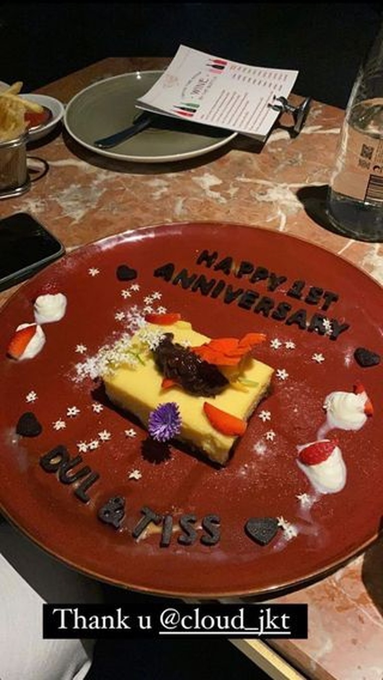 Makan Malam Romantis, Dul Jaelani & Tissa Biani Rayakan Anniversary Jadian Dul Jaelani dan Tissa Biani baru saja merayakan anniversary hari jadian mereka. Yuk kita intip potret romantis mereka!