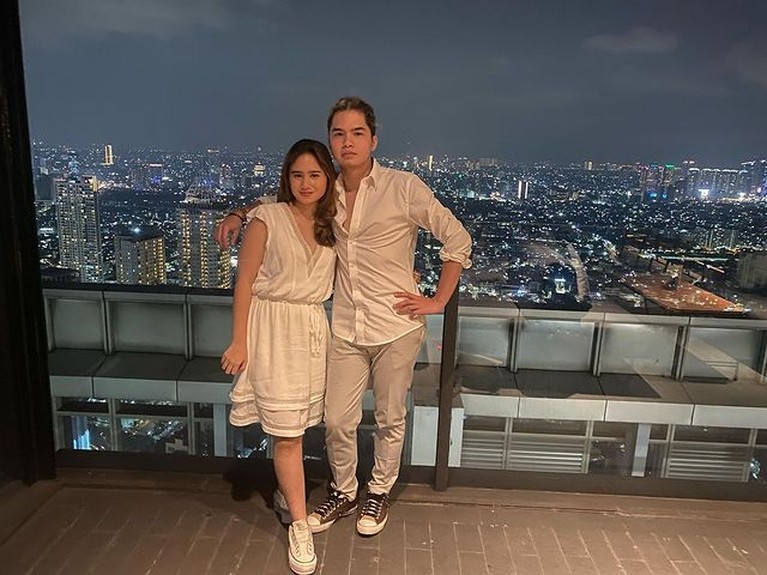 Makan Malam Romantis, Dul Jaelani & Tissa Biani Rayakan Anniversary Jadian Dul Jaelani dan Tissa Biani baru saja merayakan anniversary hari jadian mereka. Yuk kita intip potret romantis mereka!