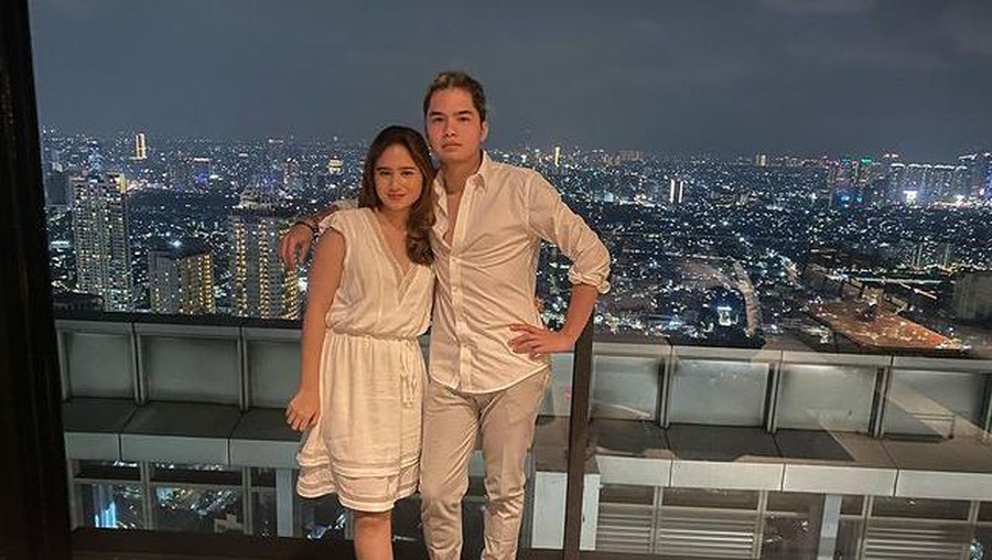 Dul Jaelani dan Tissa Biani baru saja merayakan anniversary hari jadian mereka. Yuk kita intip potret romantis mereka!