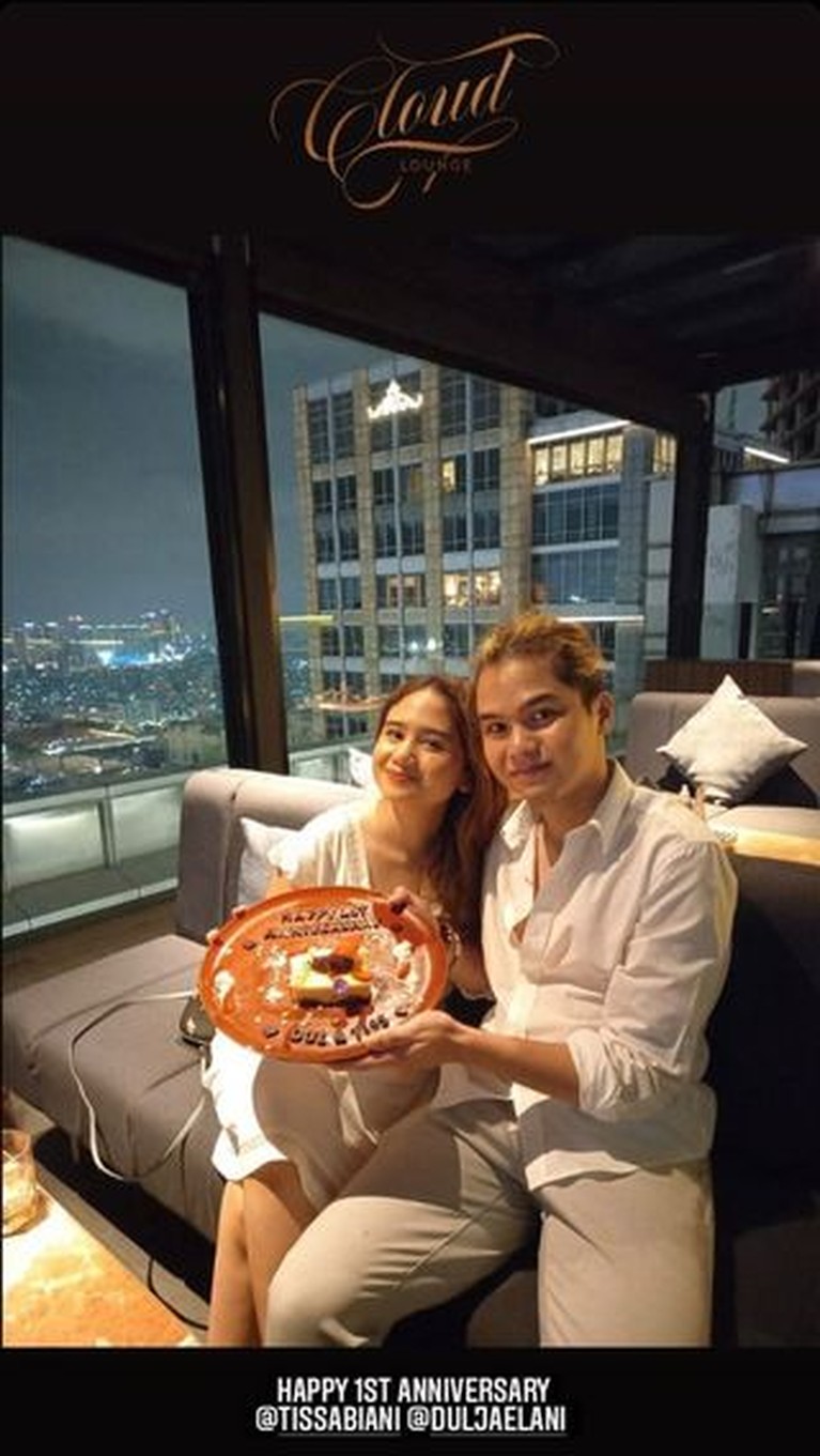Dul Jaelani dan Tissa Biani baru saja merayakan anniversary hari jadian mereka. Yuk kita intip potret romantis mereka!