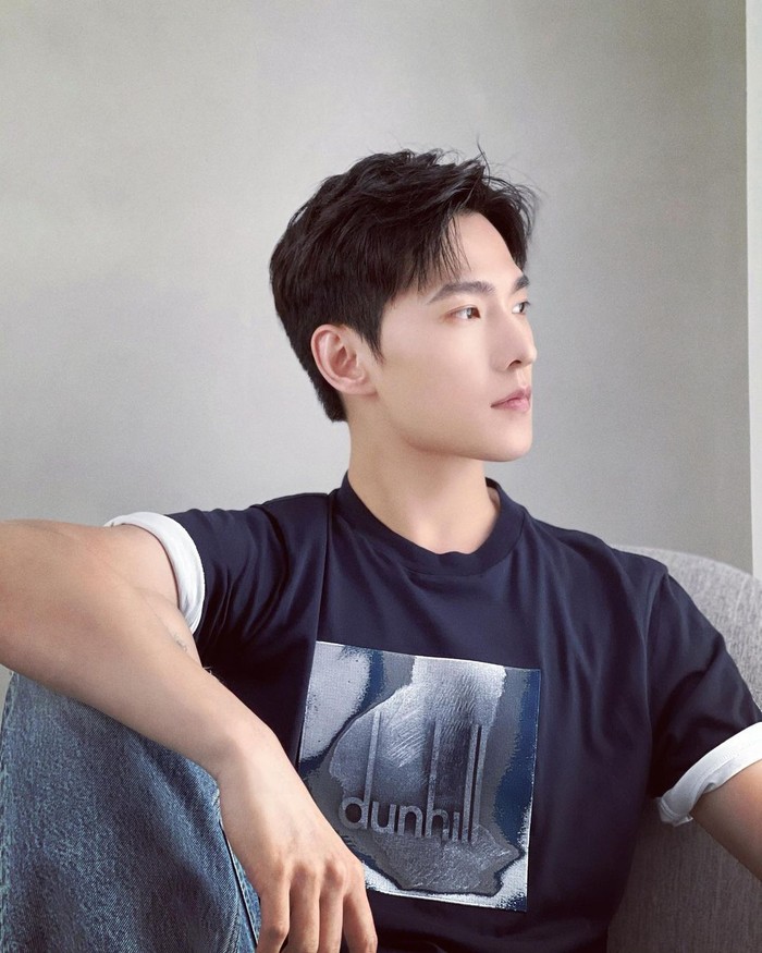 Meski sudah berusia 30 tahun, namun Yang Yang yang justru terlihat semakin tampan. Bersama Dilraba Dilmurat, aktor tampan ini sukses membintangi drama berjudul 'You Are My Glory'. Keduanya sampai sempat digosipkan pacaran, lho. /Foto: instagram.com/ @yang_0099