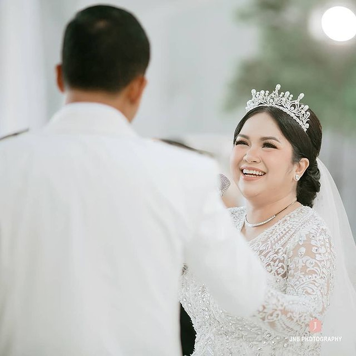 Joy Tobing resmi dipersunting kekasihnya seorang Perwira TNI dan melepas status jandanya&period; Yuk intip momen sakral pernikahan mereka&excl;