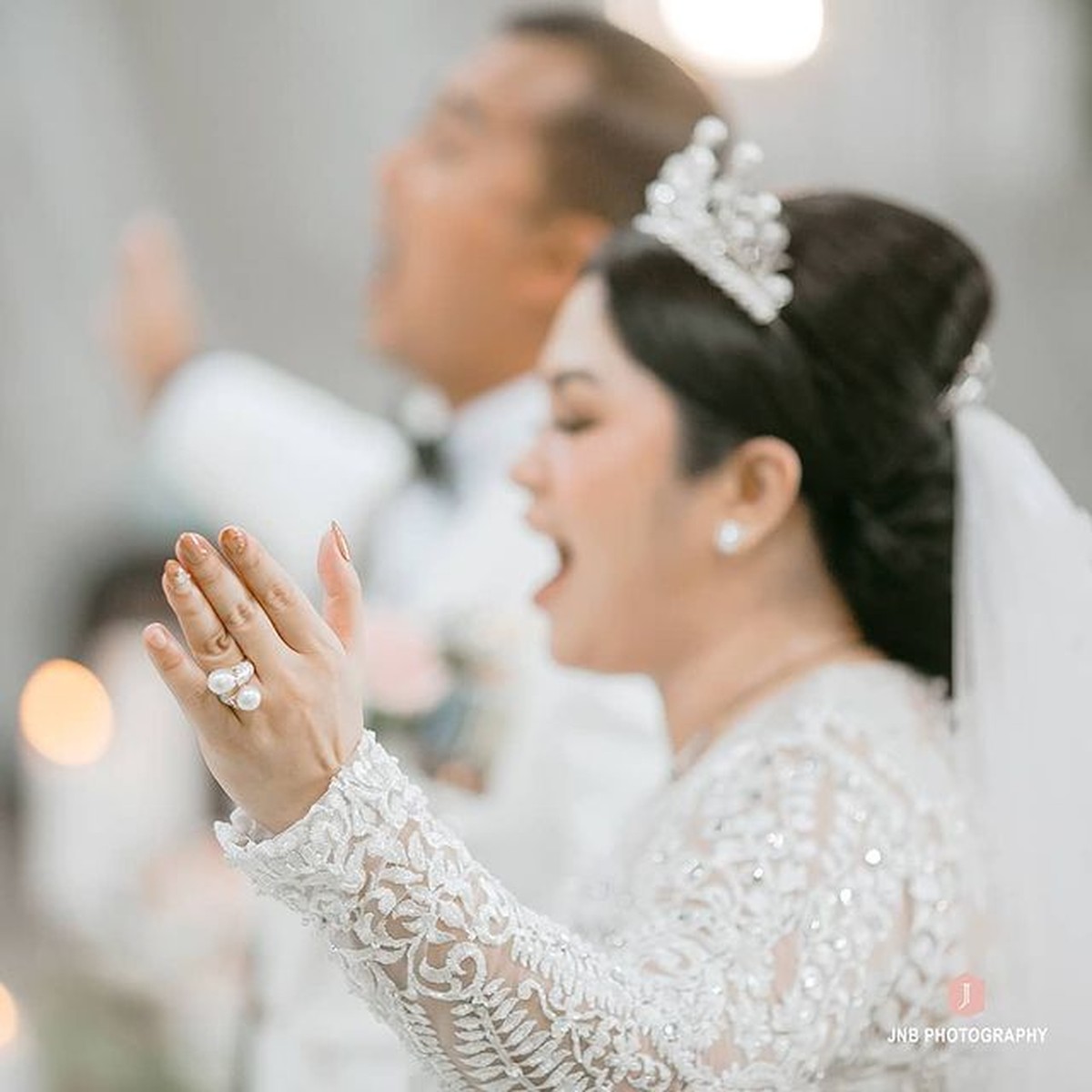 Joy Tobing resmi dipersunting kekasihnya seorang Perwira TNI dan melepas status jandanya&period; Yuk intip momen sakral pernikahan mereka&excl;