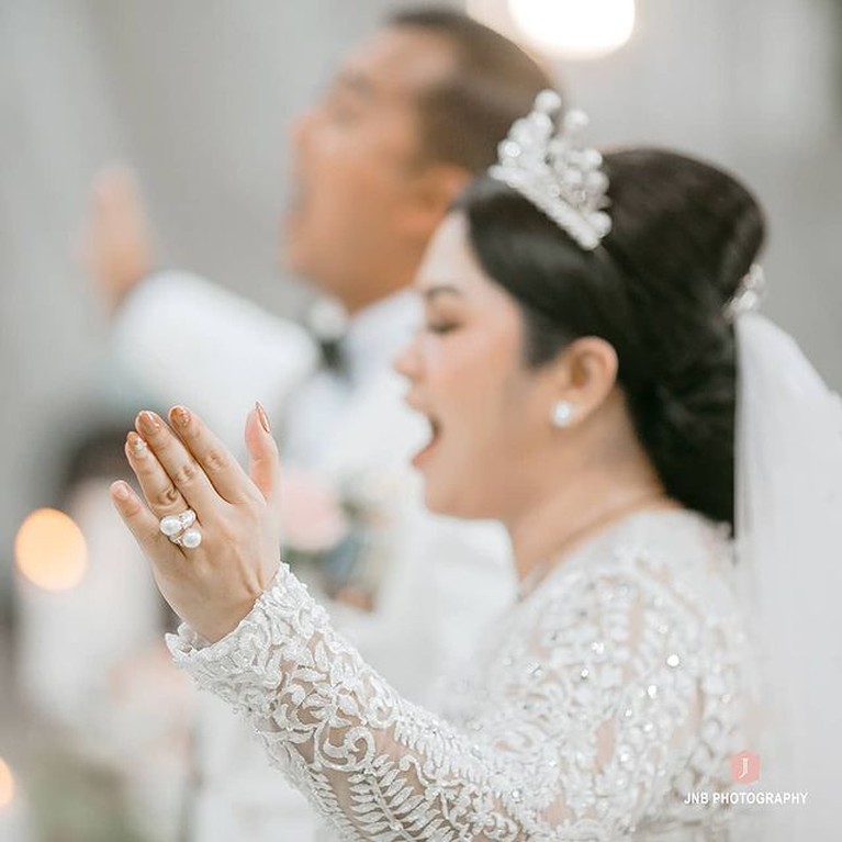 Momen Sakral Pernikahan Joy Tobing dan Cahyo Permono Kolonel TNI Joy Tobing resmi dipersunting kekasihnya seorang Perwira TNI dan melepas status jandanya. Yuk intip momen sakral pernikahan mereka!