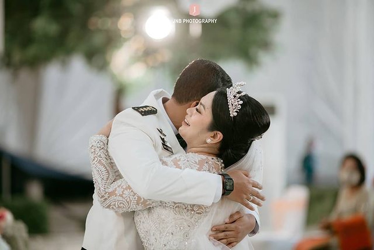 Joy Tobing resmi dipersunting kekasihnya seorang Perwira TNI dan melepas status jandanya&period; Yuk intip momen sakral pernikahan mereka&excl;