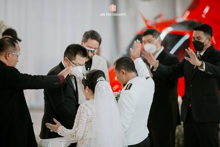 Joy Tobing resmi dipersunting kekasihnya seorang Perwira TNI dan melepas status jandanya. Yuk intip momen sakral pernikahan mereka!