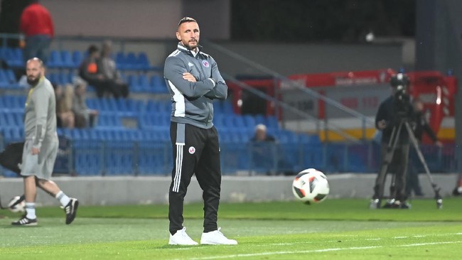 Egy Maulana Vikri sejauh ini memuaskan pelatih FK Senica Pavel Sustr. Egy juga diterima dengan baik oleh para pemain FK Senica.