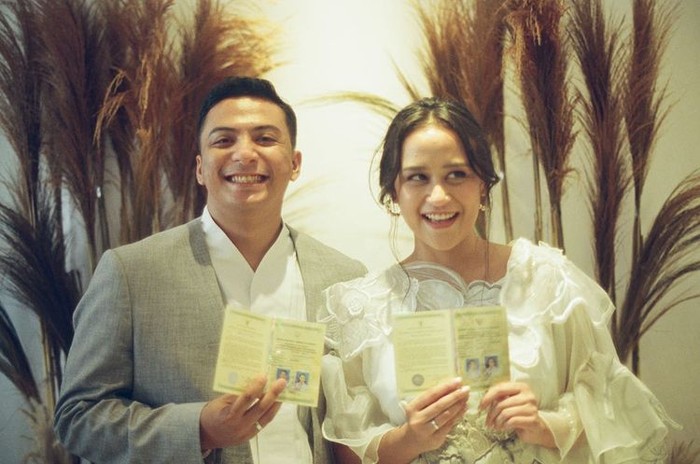 Penyanyi Sal Priadi dan istrinya Sarah Deshita, baru saja merayakan ulang tahun pernikahannya yang pertama. Walau tampaknya pasangan ini menikah secara sederhana namun keduanya tetap terlihat sangat bahagia! / foto : instagram.com/sarahdeshita