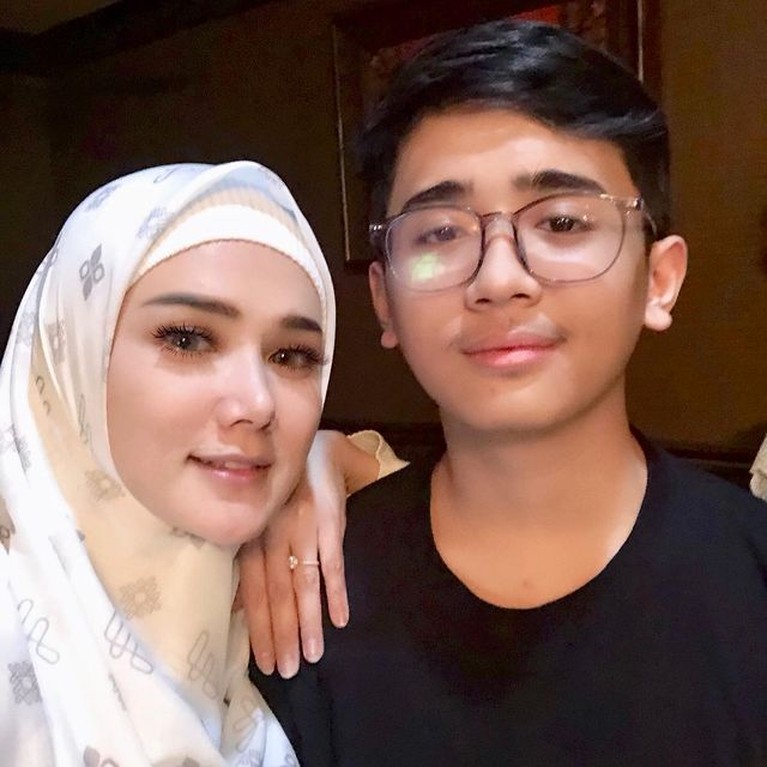 Rafly Azis adalah putra Mulan Jameela dengan mantan suaminya Harry Nugraha yang kini sudah remaja. Yuk intip pesonanya!