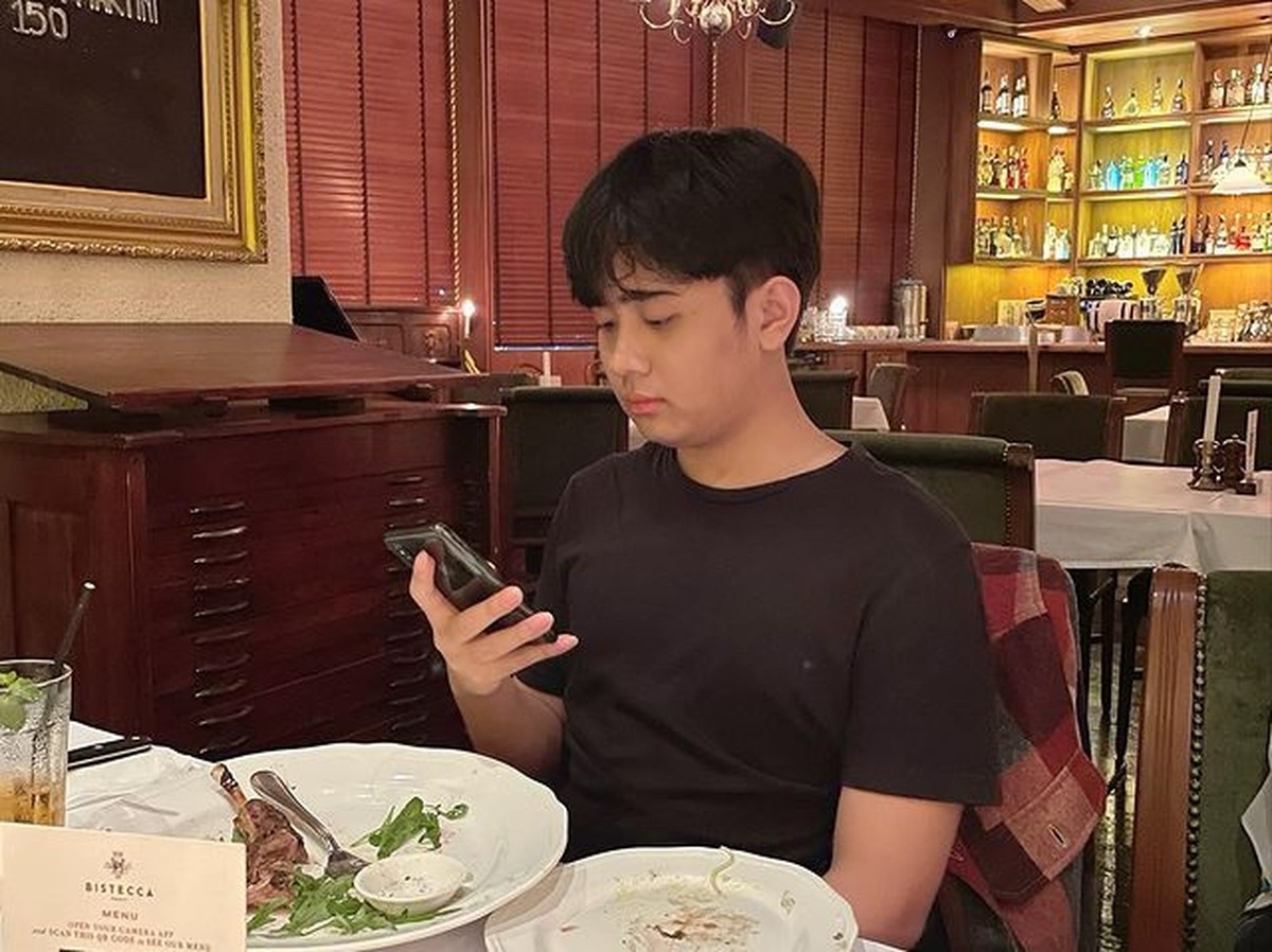 Rafly Azis adalah putra Mulan Jameela dengan mantan suaminya Harry Nugraha yang kini sudah remaja&period; Yuk intip pesonanya&excl;