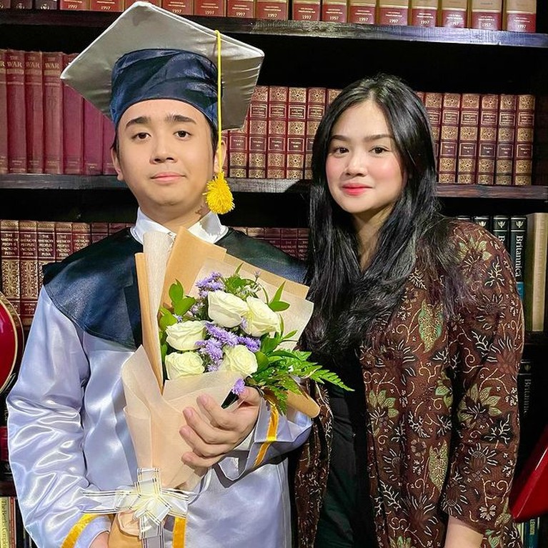 Rafly Azis adalah putra Mulan Jameela dengan mantan suaminya Harry Nugraha yang kini sudah remaja. Yuk intip pesonanya!