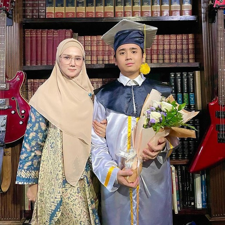 Rafly Azis adalah putra Mulan Jameela dengan mantan suaminya Harry Nugraha yang kini sudah remaja. Yuk intip pesonanya!