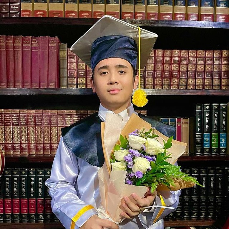 Rafly Azis adalah putra Mulan Jameela dengan mantan suaminya Harry Nugraha yang kini sudah remaja. Yuk intip pesonanya!