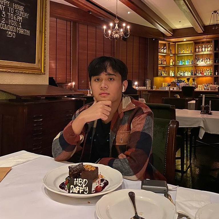 Rafly Azis adalah putra Mulan Jameela dengan mantan suaminya Harry Nugraha yang kini sudah remaja. Yuk intip pesonanya!