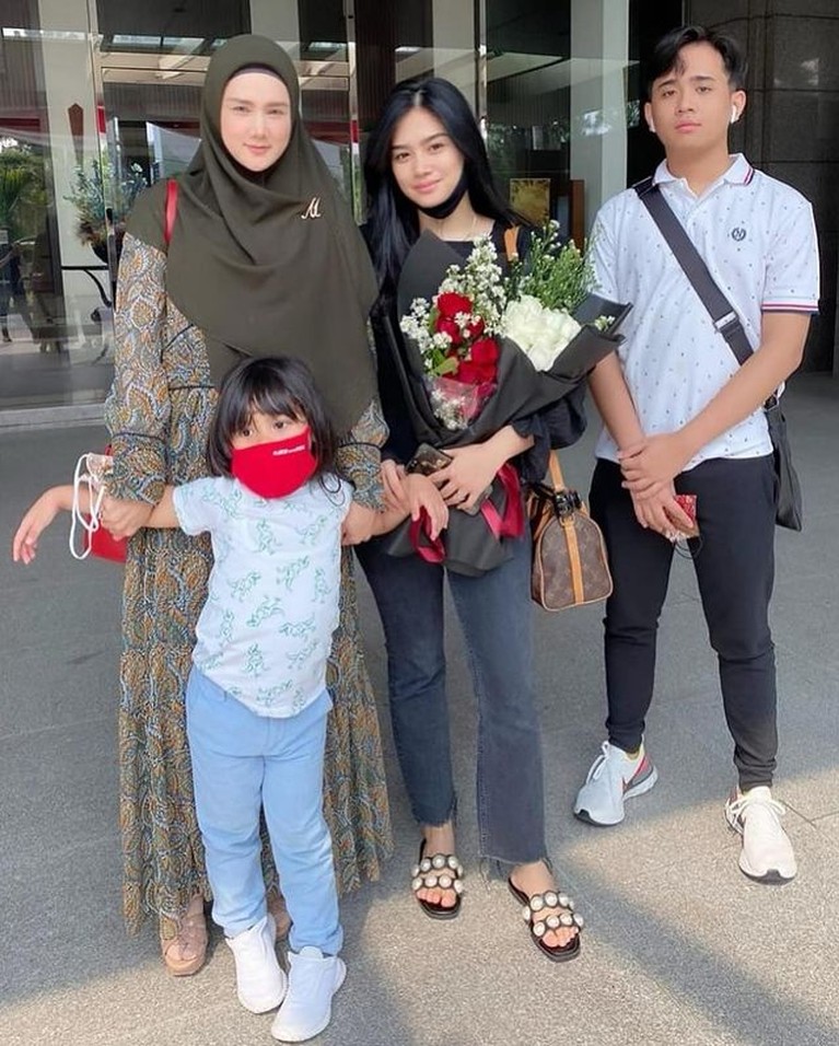 Rafly Azis adalah putra Mulan Jameela dengan mantan suaminya Harry Nugraha yang kini sudah remaja. Yuk intip pesonanya!