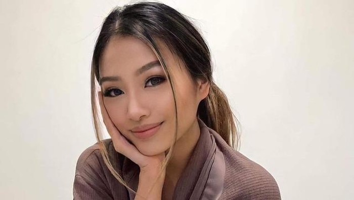 Phoebe Soegiono, merupakan perempuan berdarah Indonesia. Ia dinobatkan sebagai Miss Earth Australia 2021 dalam acara yang dilangsungkan secara virtual pada akhir pekan lalu, Beauties. Wah, Selamat ya, Phoebe! /Foto: Instagram @phoebesoegiono