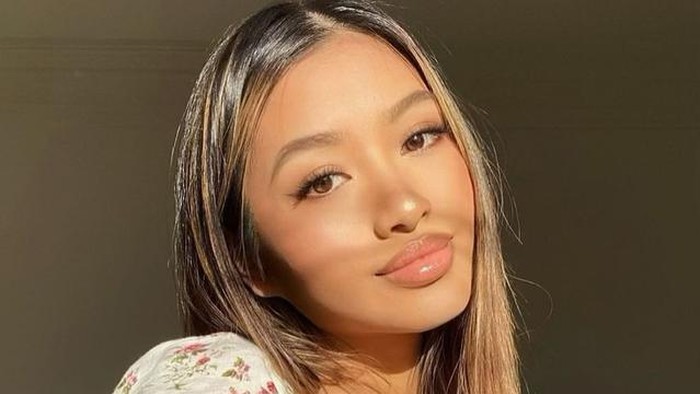 Kedua orang tua Phoebe berasal dari Indonesia, Beauties. Perempuan berusia 23 tahun ini diketahui sudah lahir dan besar di Australia. Demikian dilansir dari laman Missosology. /Foto: Instagram @phoebesoegiono