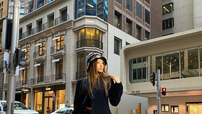 Phoebe kini tinggal di Sydney dan bekerja sebagai creative consultant di Harrolds Australia's Luxury Departemen Store. Ia juga diketahui punya pengalaman di bidang public relation. Nggak cuma itu, ia juga bercita-cita melanjutkan studi di bidang digital marketing. Menginspirasi banget ya, Beauties! /Foto: Instagram @phoebesoegiono