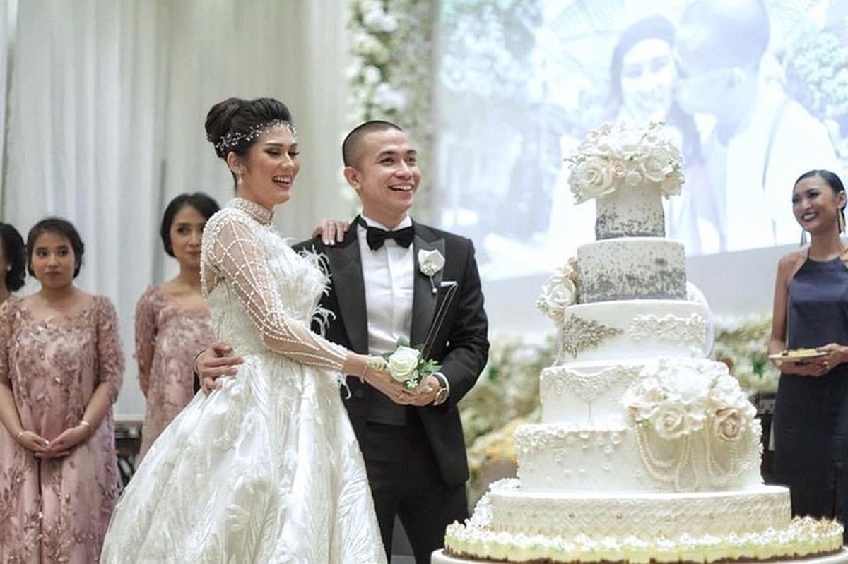 Stevie Agnecya menjadi mualaf sebelum menikah dengan Anggi Pratama berprofesi sebagai seorang pilot&period; Yuk kita intip potretnya&excl;