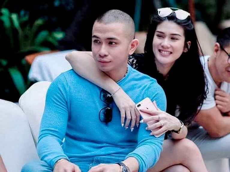 Potret Harmonis Rumah Tangga Stevie Agnecya Jadi Mualaf & Suami Pilot Stevie Agnecya menjadi mualaf sebelum menikah dengan Anggi Pratama berprofesi sebagai seorang pilot. Yuk kita intip potretnya!