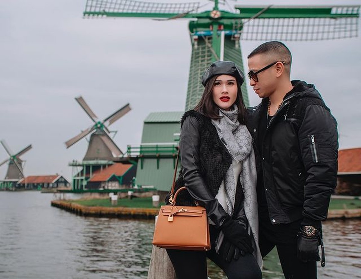 Stevie Agnecya menjadi mualaf sebelum menikah dengan Anggi Pratama berprofesi sebagai seorang pilot&period; Yuk kita intip potretnya&excl;