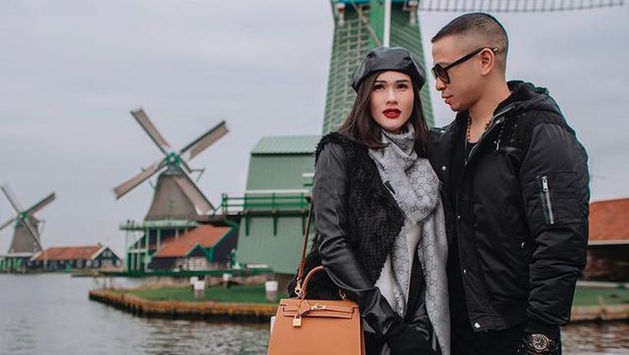 Stevie Agnecya menjadi mualaf sebelum menikah dengan Anggi Pratama berprofesi sebagai seorang pilot. Yuk kita intip potretnya!